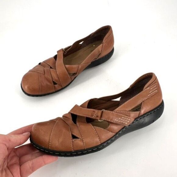 Clarks Women's Leather X Strap Slip-On Bendable Flat Shoe Brown‎ Tan Size 9M - Picture 1 of 7